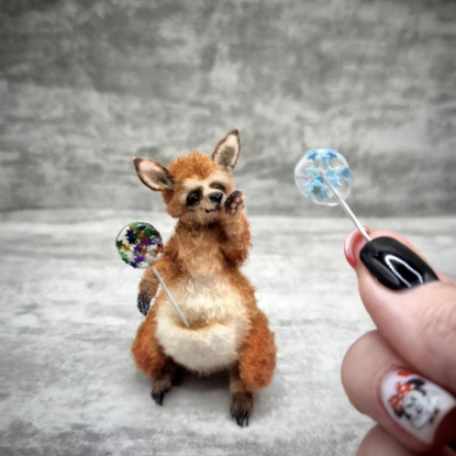 Вязаная миниатюрная кенгуру Брунгильда