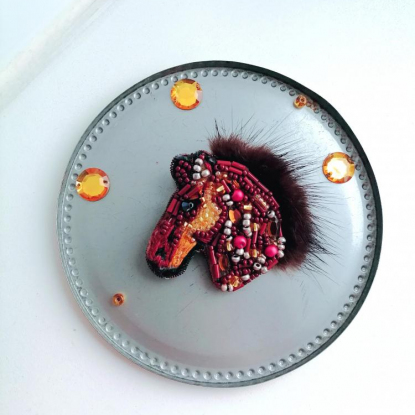 Брошь лошадь