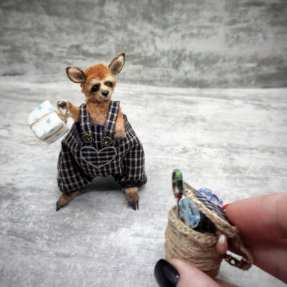 Вязаная миниатюрная кенгуру Брунгильда