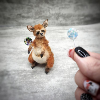 Вязаная миниатюрная кенгуру Брунгильда