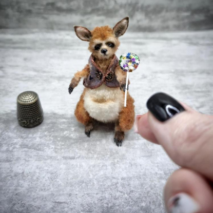 Вязаная миниатюрная кенгуру Брунгильда