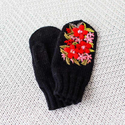 Варежки чёрные с вышивкой "Алые цветы"