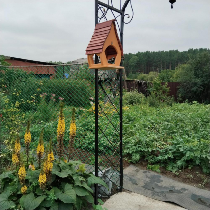 Деревянная кормушка