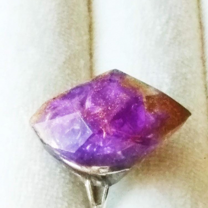 Перстень фиолетовый с золотым уголком