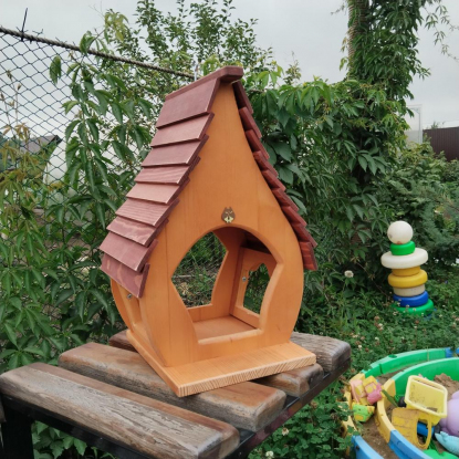 Деревянная кормушка