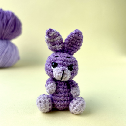 Миниатюрный вязаный фиолетовый заяц