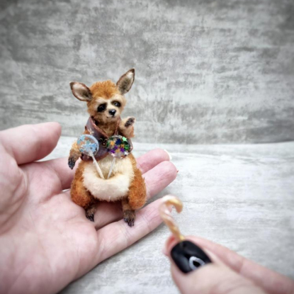 Вязаная миниатюрная кенгуру Брунгильда