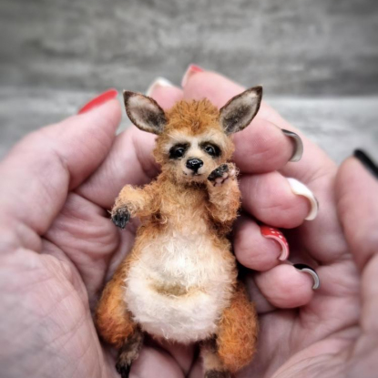 Вязаная миниатюрная кенгуру Брунгильда