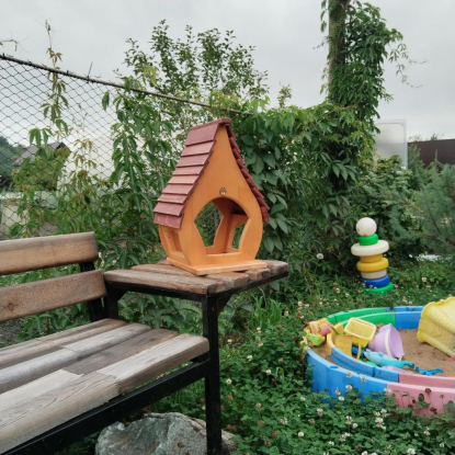 Деревянная кормушка