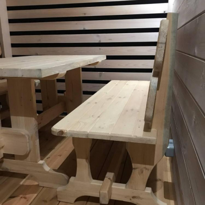 Деревянный стол и скамейки
