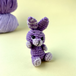 Миниатюрный вязаный фиолетовый заяц