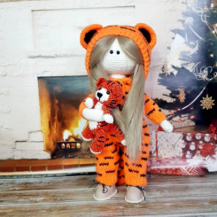 Вязаная кукла в костюме тигра
