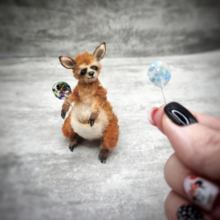 Вязаная миниатюрная кенгуру Брунгильда