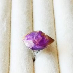 Перстень фиолетовый с золотым уголком
