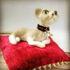 Игрушка Кошка на бархатной подушечке