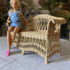 Плетёный кукольный диван